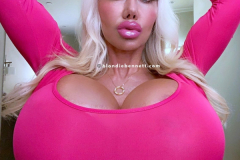 BustyFitDoll 2.0 Cleavage